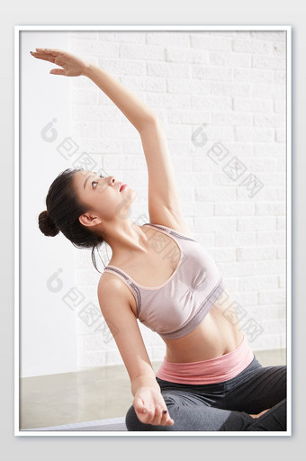 瑜伽健身普拉提女性盘腿拉伸图片