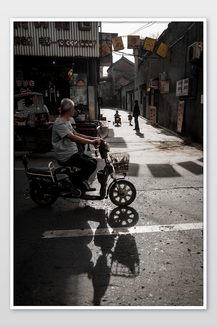 暗调古城旅行旅拍自行车夕阳行人素材摄影图图片图片
