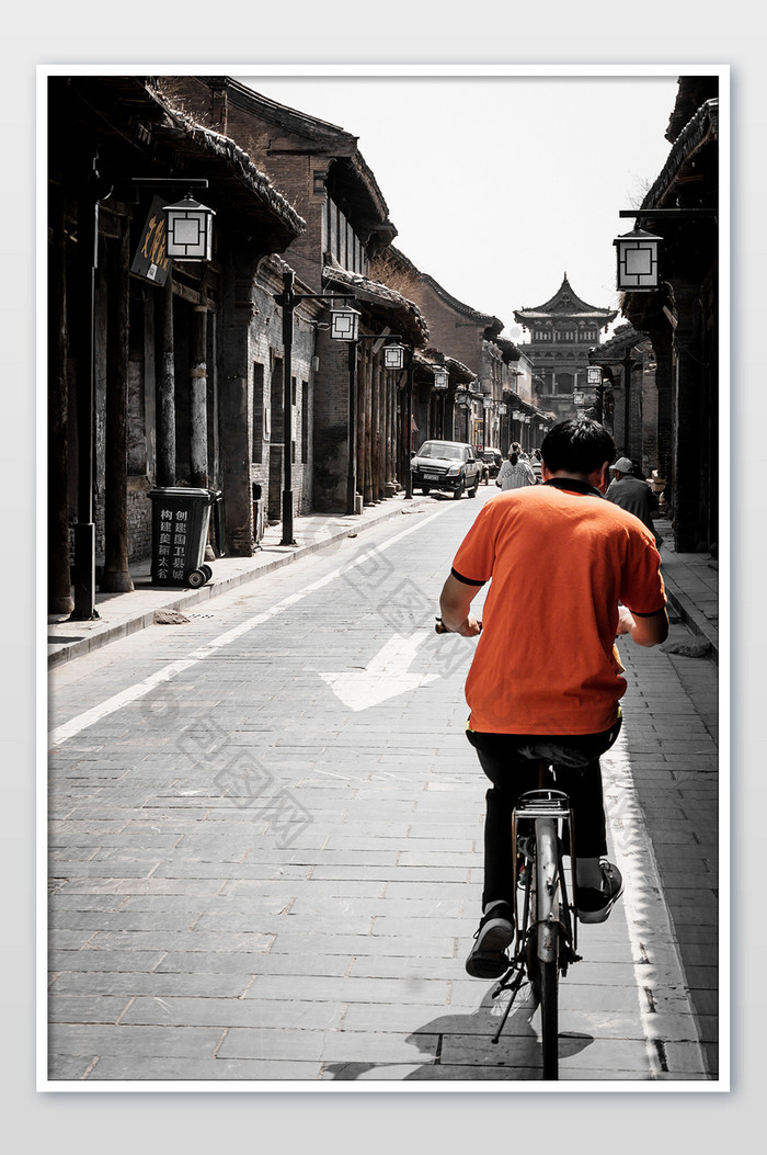 橙色暗调古城旅行旅拍自行车游客素材摄影图