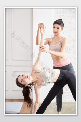 瑜伽健身普拉提女性两人瑜伽练习热身图片