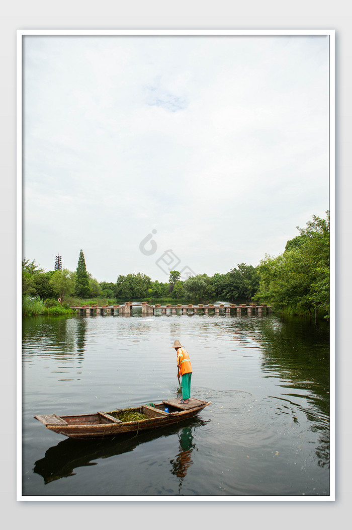 夏日池塘环保河道清理小溪工人小船图片