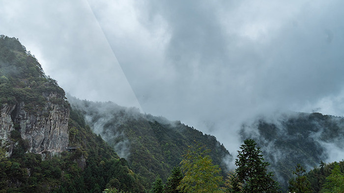 清晨时大山里的云雾缭绕延时实拍