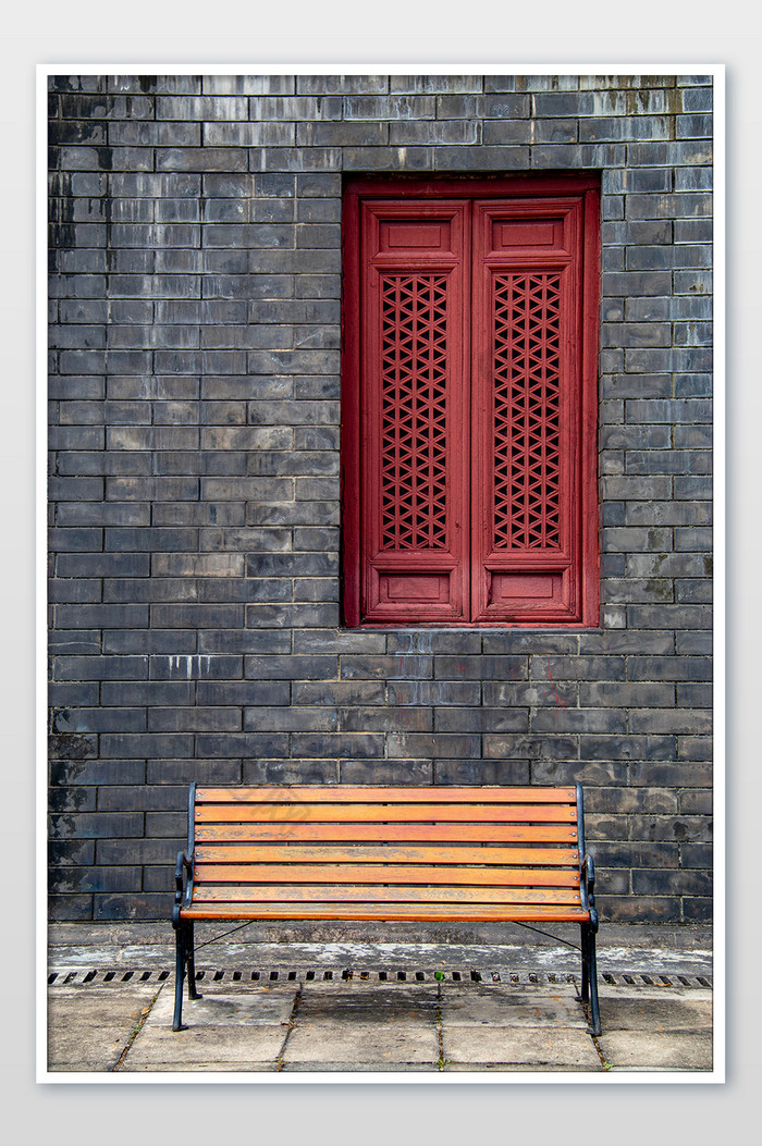 中式红色镂空木窗夏日乘凉小木凳摄影图图片图片