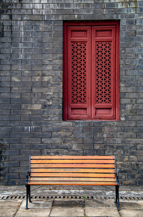 中式红色镂空木窗夏日乘凉小木凳摄影图图片