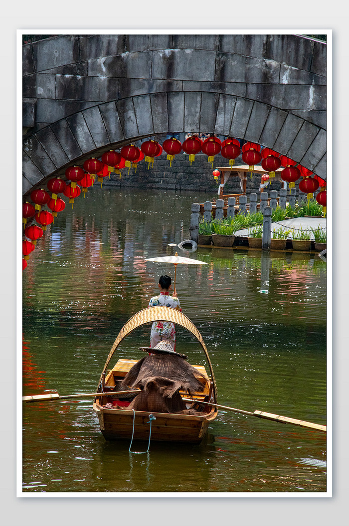 石拱桥下水面撑小木船船老爷爷摄影图图片图片