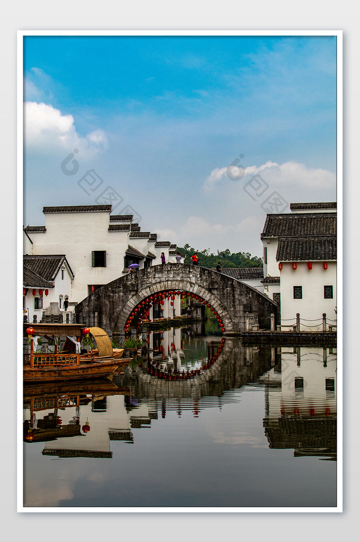 典型江南水乡白墙黑瓦建筑石拱桥摄影图