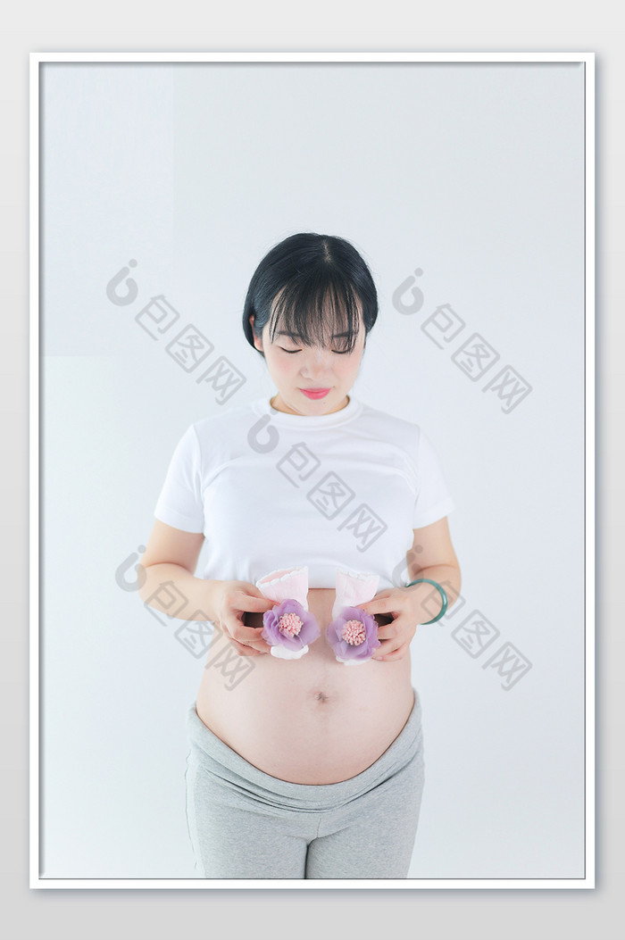 年轻孕妇孕肚怀孕举宝宝小鞋子摄影图图片图片