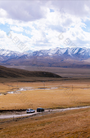 祁连山秋天金色草地延绵雪山风景摄影图片