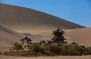 敦煌月牙泉建筑鸣沙山风景摄影图片