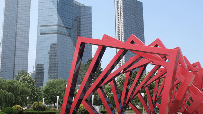 滨海广场的雕塑红色造型景观廊架
