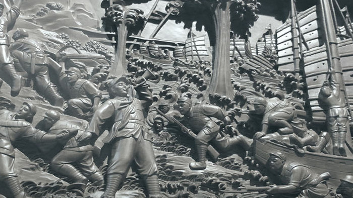 解放战争渡江战役战士雕塑木雕雕刻帆船英雄