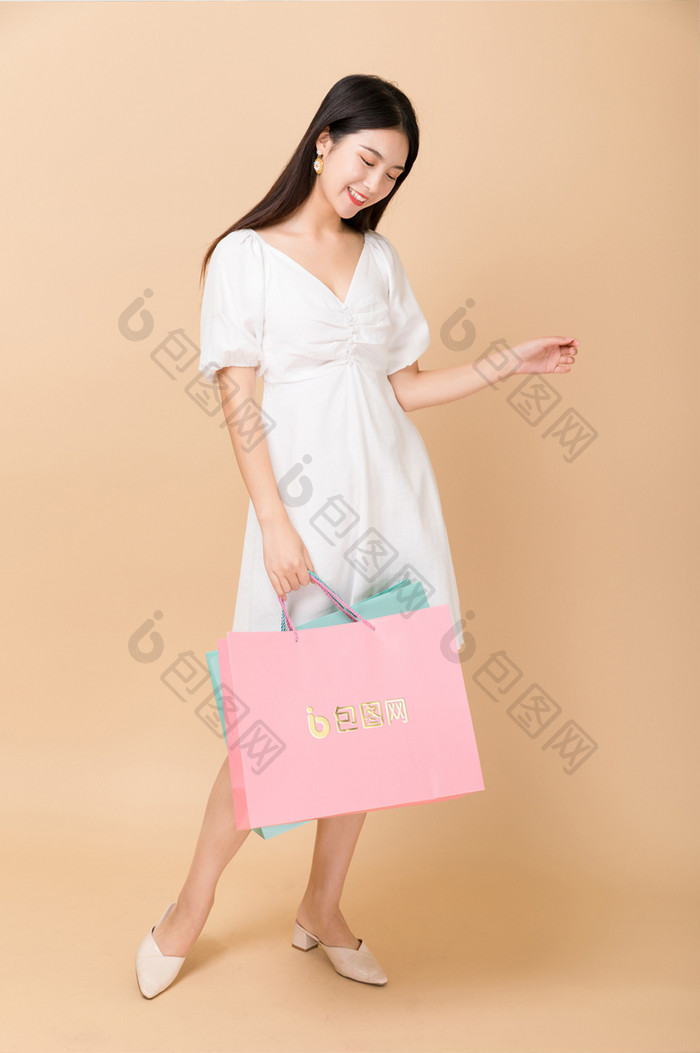 浪漫纯色背景女性粉色手提袋子烫金标志样机