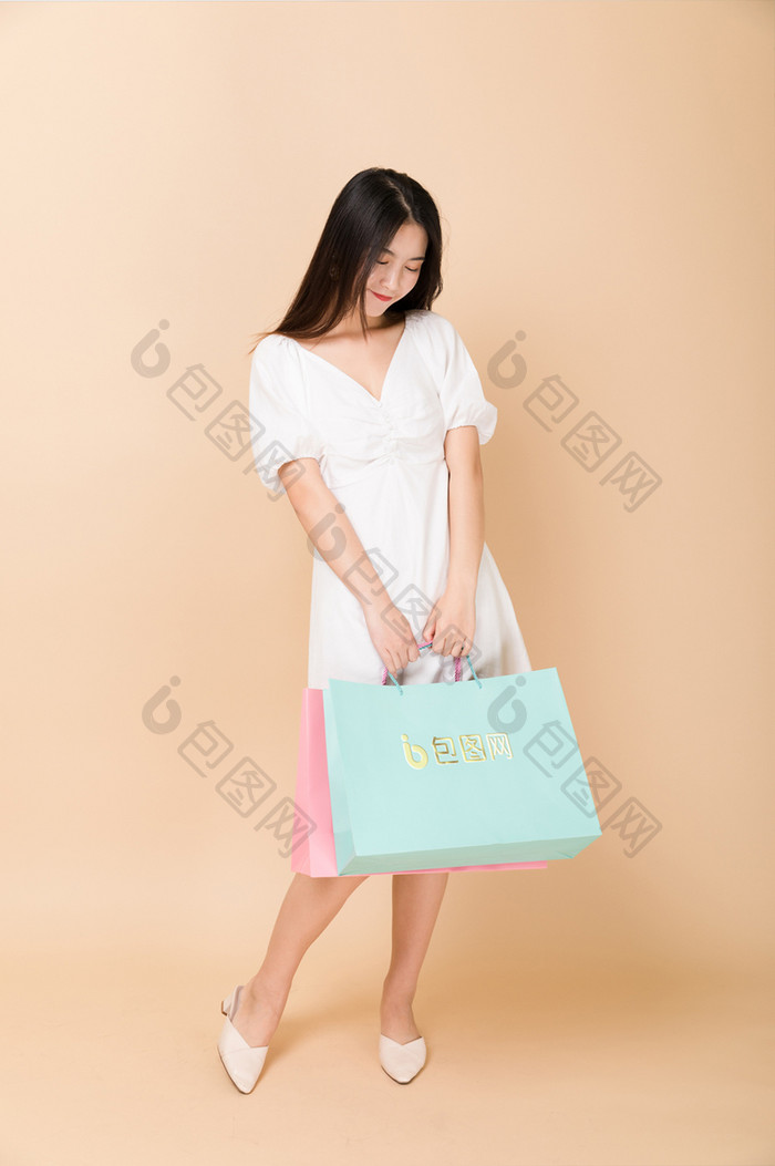 浪漫幸福纯色背景女性手提袋子烫金标志样机