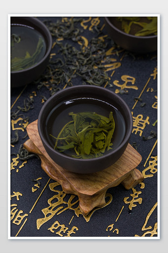 竖版茶杯木墩茶水茶叶图片