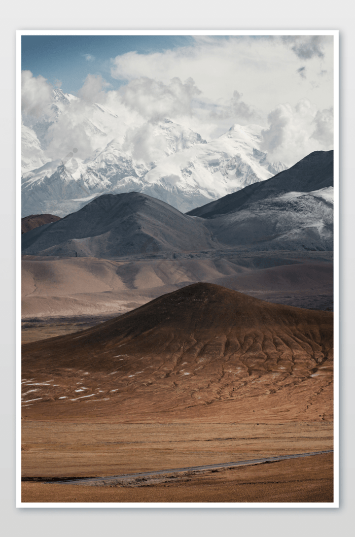 高原雪山火山风景图