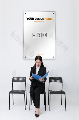 现代简约大气商务女士椅子海报样机图片
