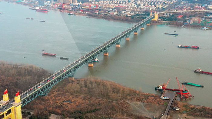 航拍南京长江大桥江面船只穿梭桥上车流