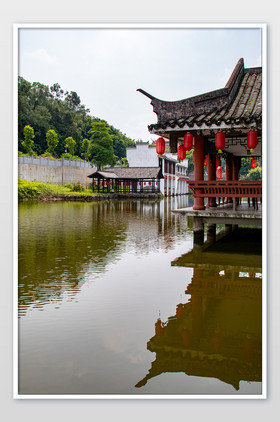 水边中式凉亭木柱黑瓦亭台楼阁