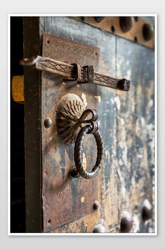 锈迹斑斑的古老门栓摄影图片