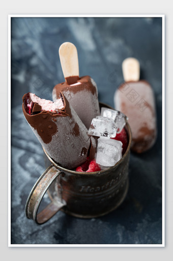 巧克力棒冰杯子摄影图图片
