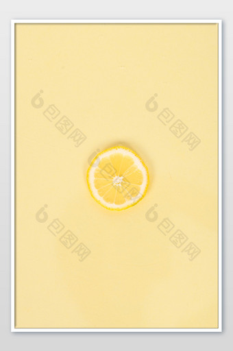 淡黄色背景柠檬片高清图片