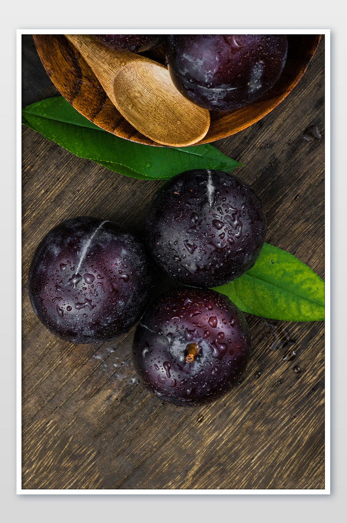清新夏季黑布林水果的摄影图片