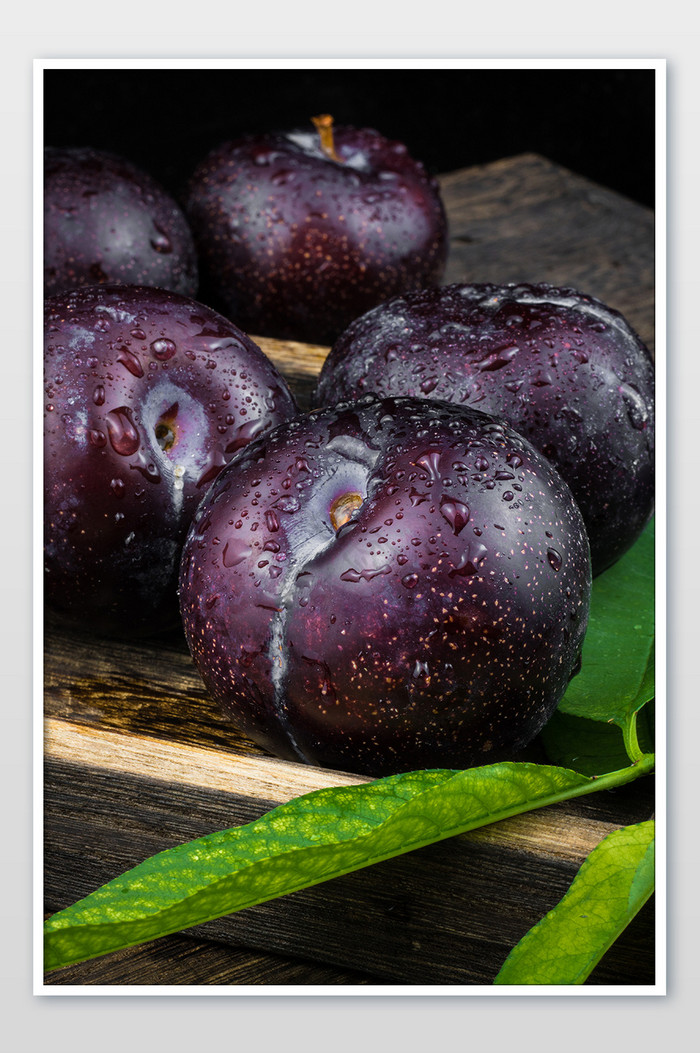 清新的夏季黑布林水果图片