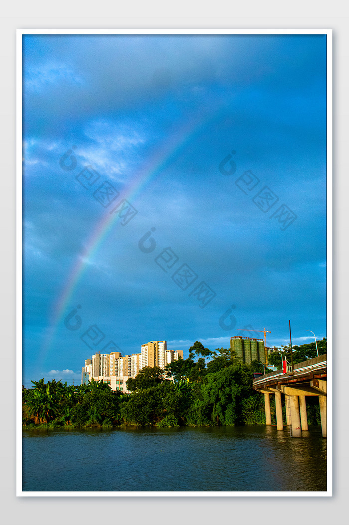 雨过天晴见彩虹湖面七彩桥彩虹摄影图图片图片