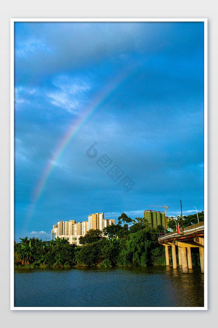 雨过天晴见彩虹湖面七彩桥彩虹摄影图图片
