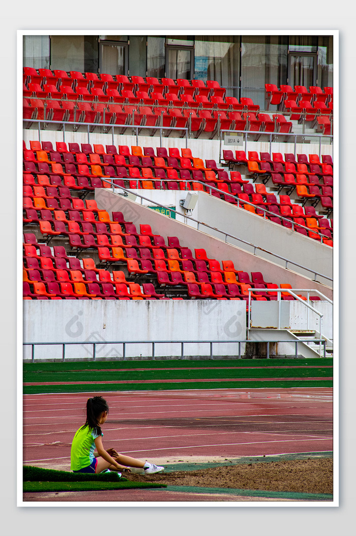 体育场上休息的小运动员摄影图