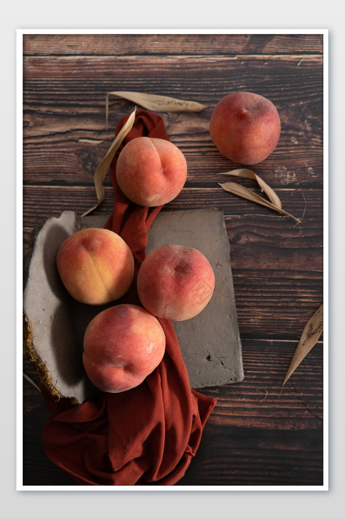 水果摆拍美味复古桃子美味水蜜桃摄影图图片