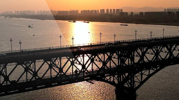 航拍南京长江大桥夕阳日落桥面