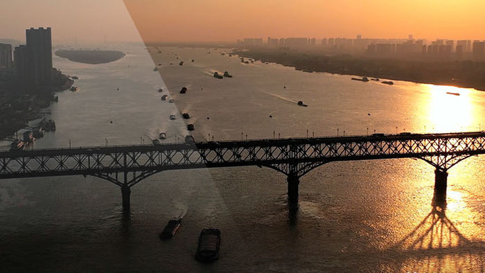 落日余晖下的南京长江大桥江面穿梭船只航拍