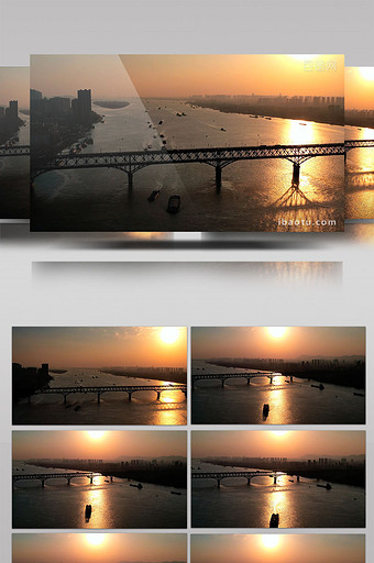 落日余晖下的南京长江大桥江面穿梭船只航拍图片