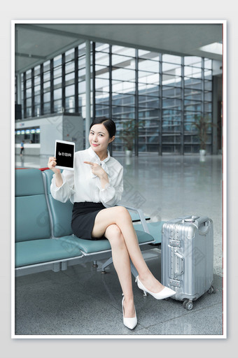 商务女性机场使用平板电脑摄影图片样机图片