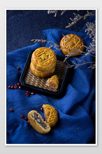 中式传统美食月饼俯拍摄影图片