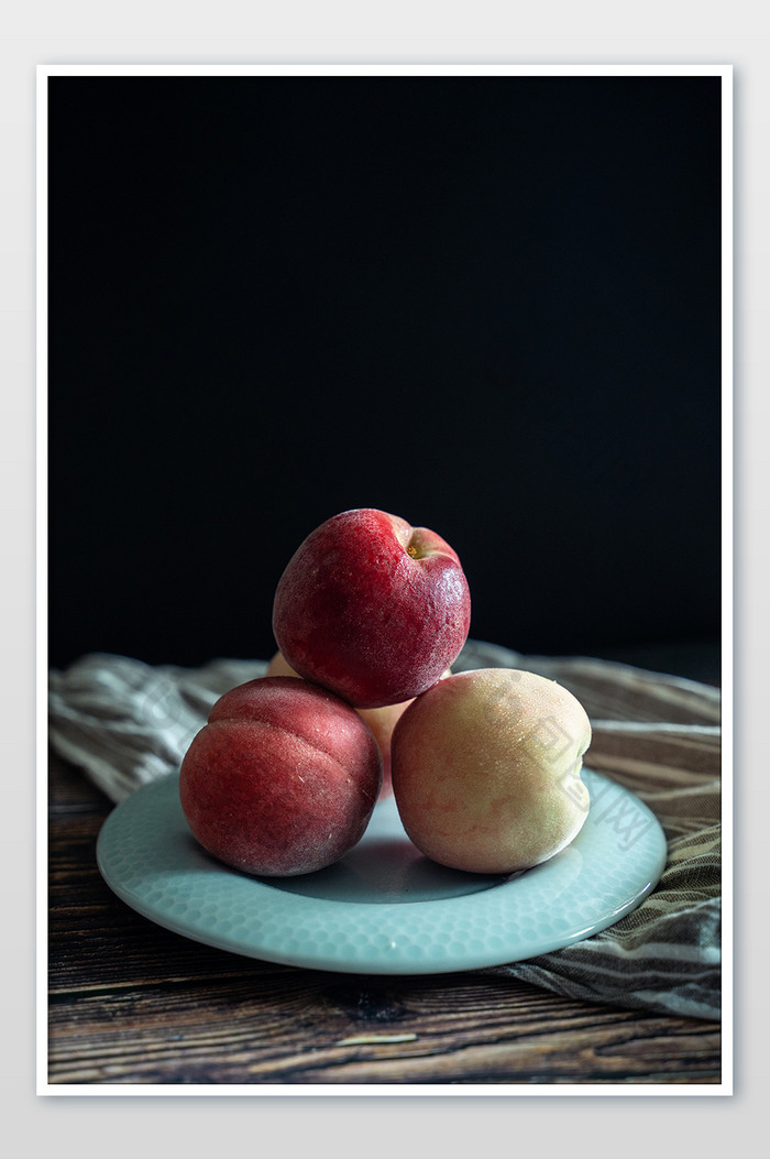 桃子水蜜桃摆拍营养当季水果黑色