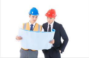 蓝领工人服务消防工程师看图纸图片