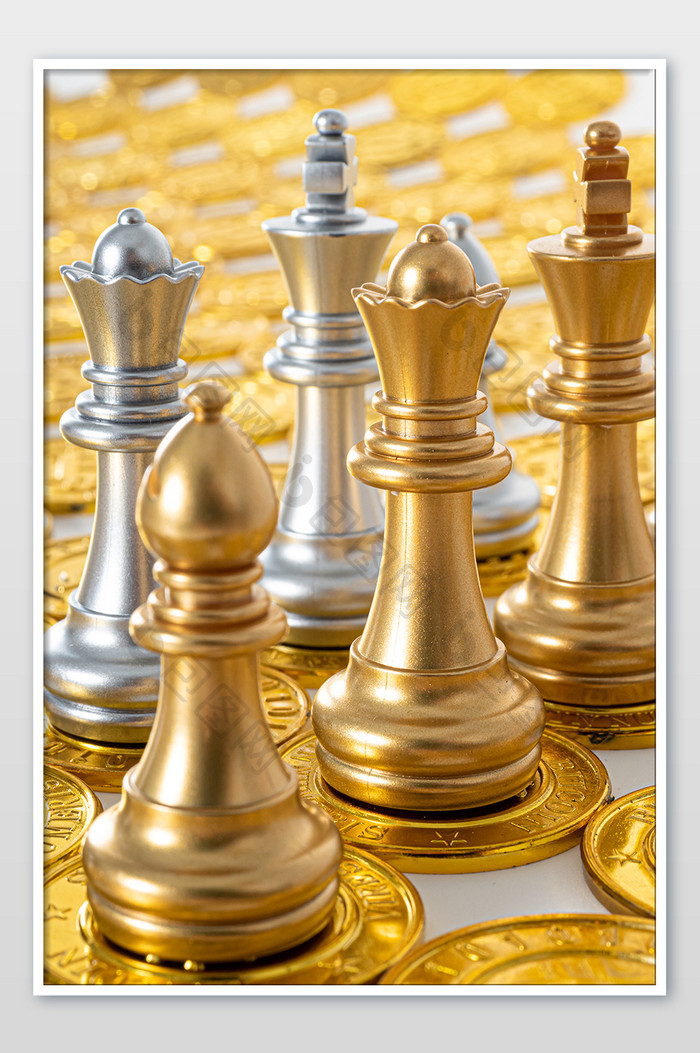 金币上的西洋棋棋子摄影图