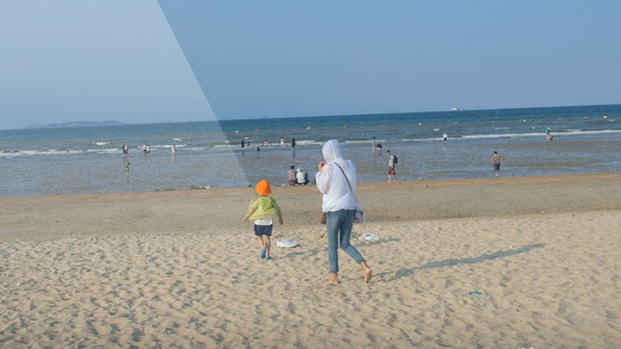 夏天沙滩海边大海旅游母子亲子散步玩耍海浪