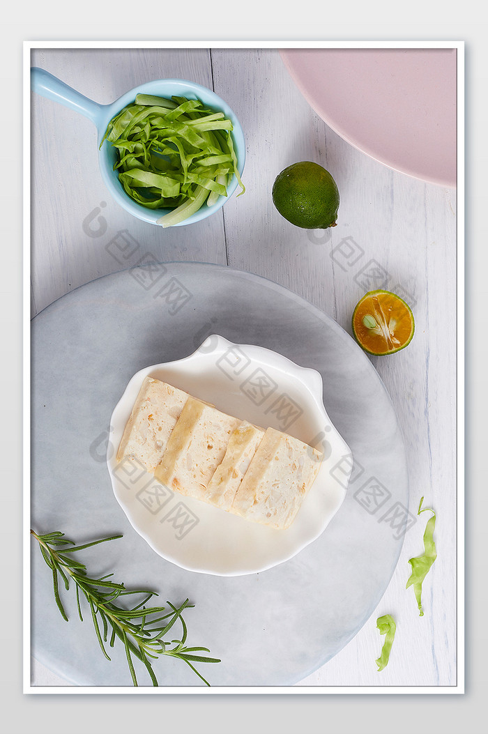 白色美味麻辣烫食材关东煮豆腐白碟摄影图片