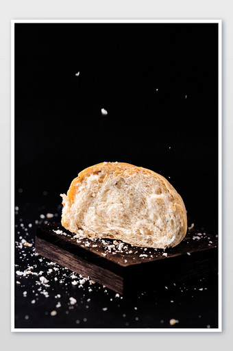 干面包面包屑黑底暗调图片