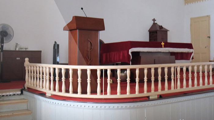 空无一人的教堂礼拜堂内的座椅和讲台