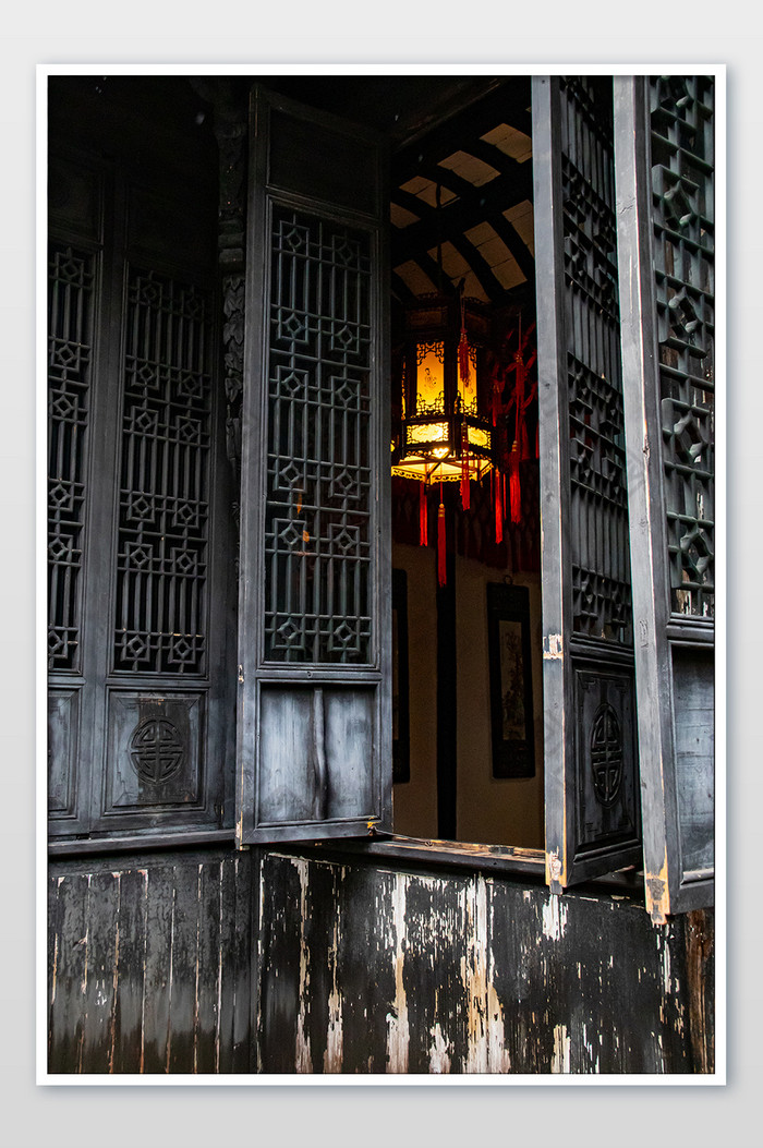 中式庭院雕花镂空木质门窗摄影图