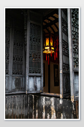 中式庭院雕花镂空木质门窗摄影图图片
