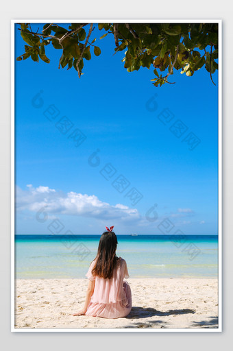 可爱美女背影海边沙滩图片