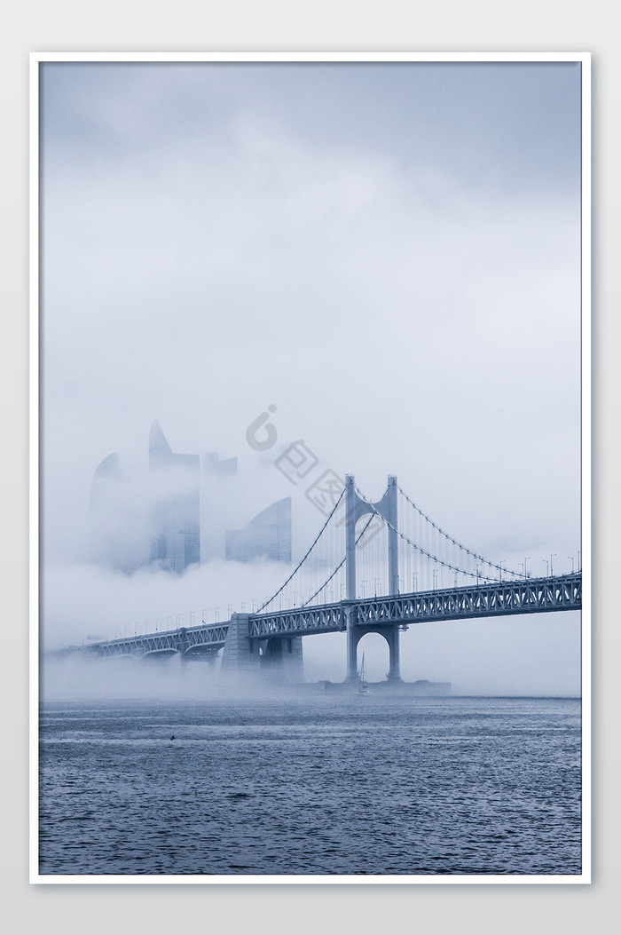 云雾缭绕的跨海桥梁建筑图片