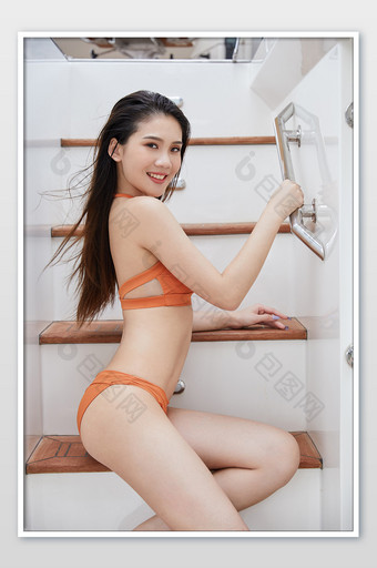 夏天海滨游艇侧身坐在楼梯上的比基尼美女图片