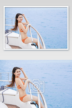 夏天海滨游艇坐在船边的泳装比基尼美女