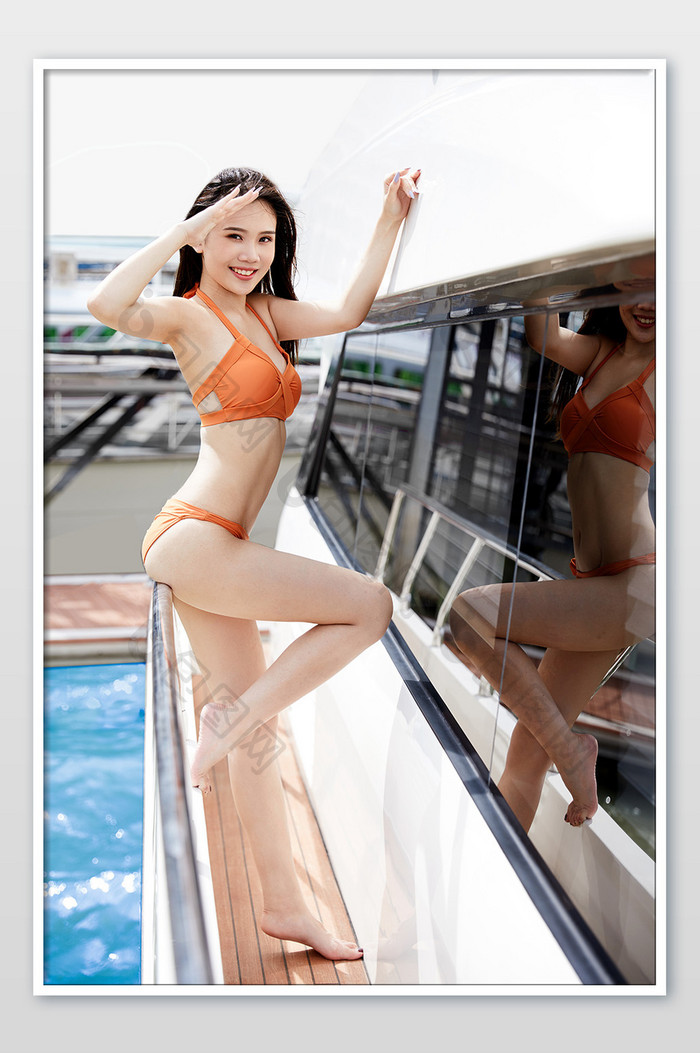 夏天海滨游艇抬手遮阳的泳装比基尼美女